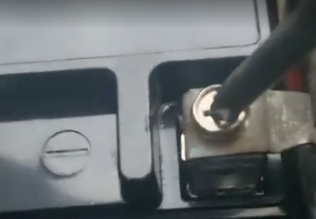 CB YTX9-BS battery terminal closeup