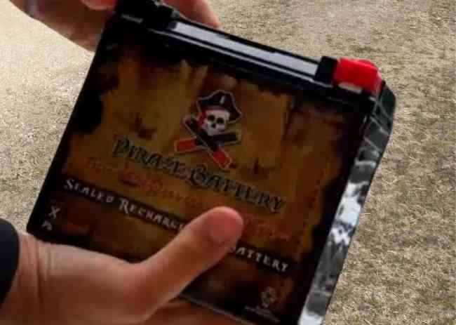 Holding Pirate Battery YTX5L-BS